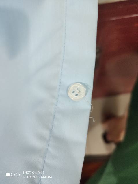 Nút áo đứt chỉ nhiều nơi bung chỉ... Tệ