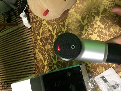 Giao hàng siêu nhanh, ở Hà Nội nay đặt thì mai có luôn, dùng nó đấm ban đầu nhột kinh nhưng được cái sướng :))) Con này vỏ bằng kim loại nên cầm khá chắc, rung khá mạnh, phần vỏ bên ngoài không bám bụi, mồ hôi nên cầm rất sạch. Quá là ưng luôn