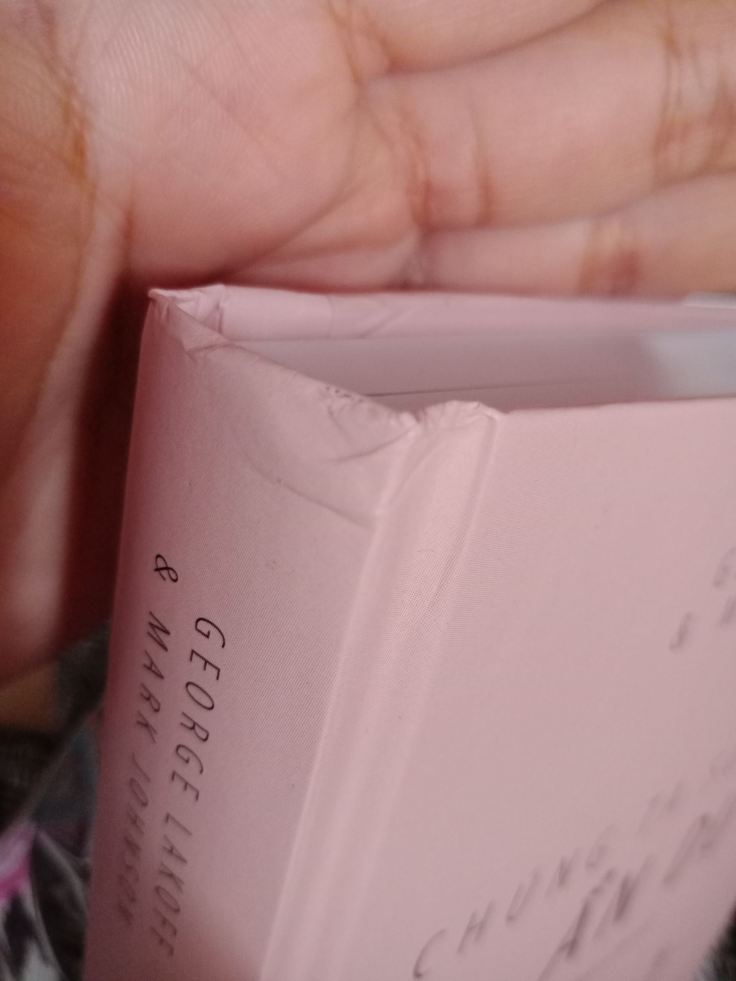 sách được đóng gói cẩn thận tuy nhiên vẫn không giữ được góc và gáy, bên trong có một trang bị lỗi rách