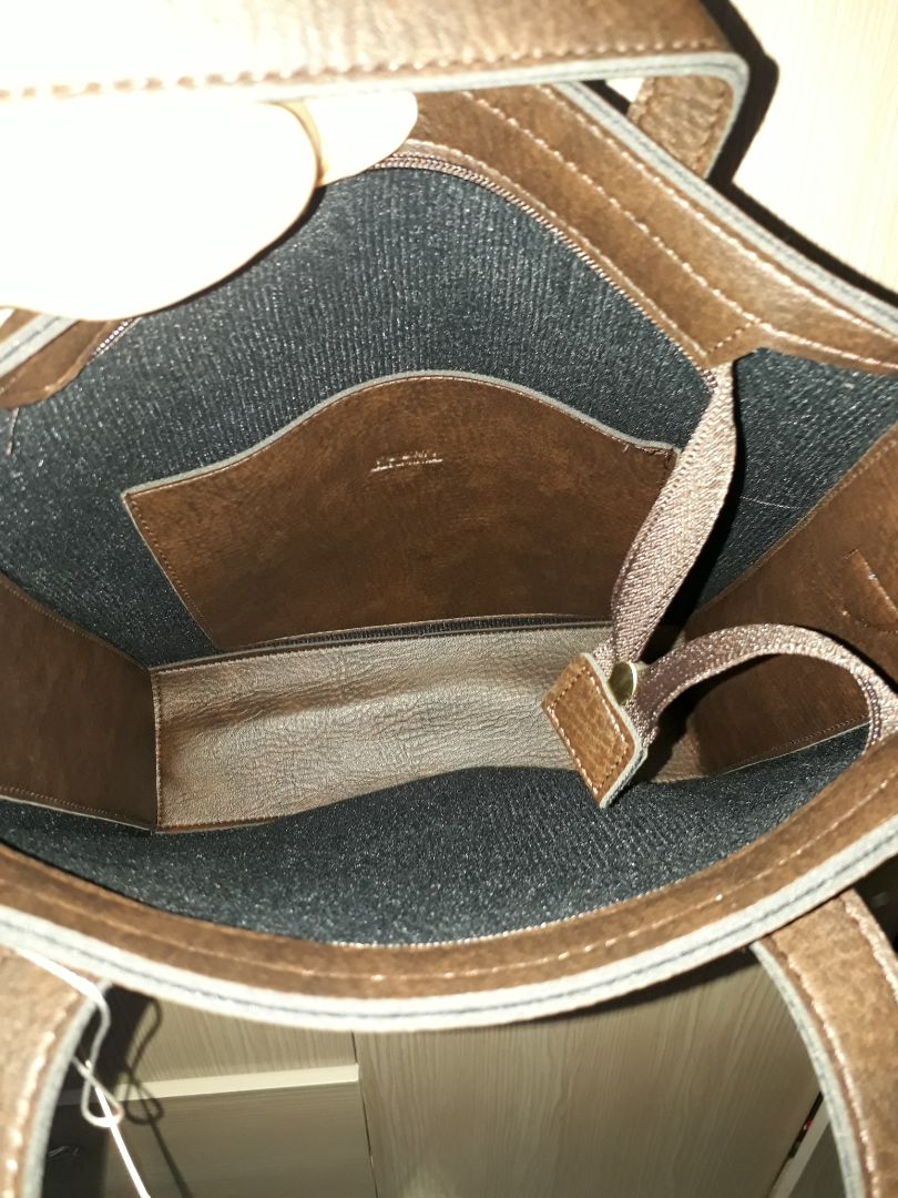 Giao hàng nhanh, mình mới đặt hôm 15/3, 17/3 đã nhận được hàng rồi. Giá 269k, áp dụng mã giảm giá vs thanh toán qua *** là còn 239k, được tặng thêm 2 ví nữa, cái ví màu xanh thì hơi dính bẩn 1 tí nhưng hàng tặng nên thôi không sao. Trước khi đặt cũng sợ bị giao nhầm mẫu vs túi không đẹp như hình, nhưng khi nhận hàng thì thấy túi đẹp, da mềm, đường may gọn gàng và khá kỹ càng, ưng cái bụng.