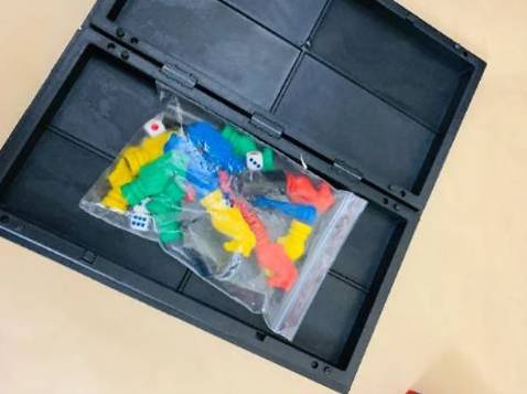 trc dùng bộ ko có nam châm chơi co ngựa cứ đổ liên tục... có bộ này đúng là hợp lý, mấy đứa nhỏ rất thích