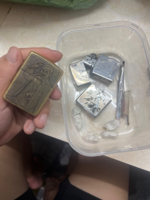 Mua 1 năm rồi nhưng giờ mình mới ngoi lên để đánh giá. 

Hồi đó mình được cho 1 cái zippo, vì là người mới nên cũng không biết là hàng *** hay gì. Nhưng dùng 1 2 hôm hết xăng nên mình có đặt combo xăng đá này của shop. Mình rất có niềm tin vào hàng Tiki nên mặc dù đã châm xăng, thay đá lửa và đánh lửa rất khó, lên lửa thì khói đen như đèn dầu…. mình kết luận rằng cây zippo của mình là fake. Bẵng đi 1 năm mình không dùng zippo nữa, tuần vừa rồi mình mua 1 cây zippo chính hãng của seller uy tín, mình dùng lại xăng đá này cho zippo kia nhưng vẫn bị y hệt trước, lửa tự lụi dần luôn. Quá thất vọng nên mình đặt xăng đá khác về dùng và lần này cực khác biệt.

Mình thậm chí còn nghĩ rằng do kỹ năng bơm xăng của mình không đúng nên đã dùng lại xăng của shop cho cái bật lửa cũ, nhưng nó vẫn bị tình trạng cũ. Mình tiếp tục phơi cho xăng cũ bay hết đi, bơm xăng chính hãng vào và cây zippo mình từng nghĩ là *** cháy rất tỏ, bật rất nhạy.

Nói chung là cực kỳ thất vọng và mất niềm tin vào cả Tiki nữa, các bạn cân nhắc mua hàng nhé.