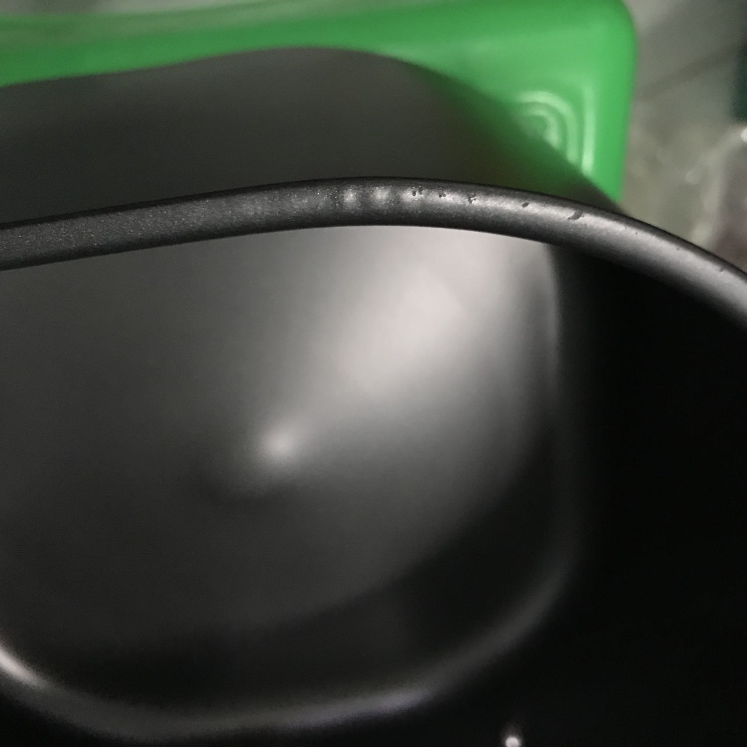 Mình xài nồi thấy khá tốt, ko có mùi nhựa. Nồi mới trước khi xài mình vệ sinh bằng cách lau bằng nước chanh rồi rau khô lại. Nồi bên trong có lớp chống dính hơi bị nổ hạt như hình, nếu xài lâu sẽ bị tróc ra. Nướng thịt và khoai tây, chiên chả giò ổn. Chiên cá thì phải phết 1 lớp dầu ăn và khứa nhẹ vài đường trên da thì cá mới dòn. Nói chung là khá hài lòng với sp này. Nồi hơi to, nấu êm.