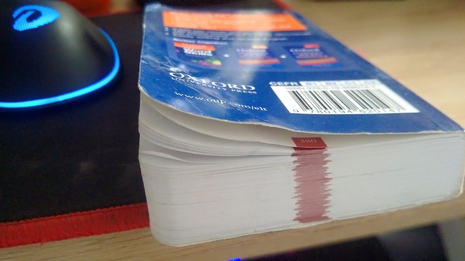 Mình vừa nhận được vào trưa nay. Sách bị quăn góc, bìa gãy, giấy 1 số trang còn bị nhàu. cảm giác như mua phải 1 quyển đã qua sử dụng vậy. Hình thức khá tệ. Hoàn toàn ko hài lòng về chất lượng sách nhận được lần này.