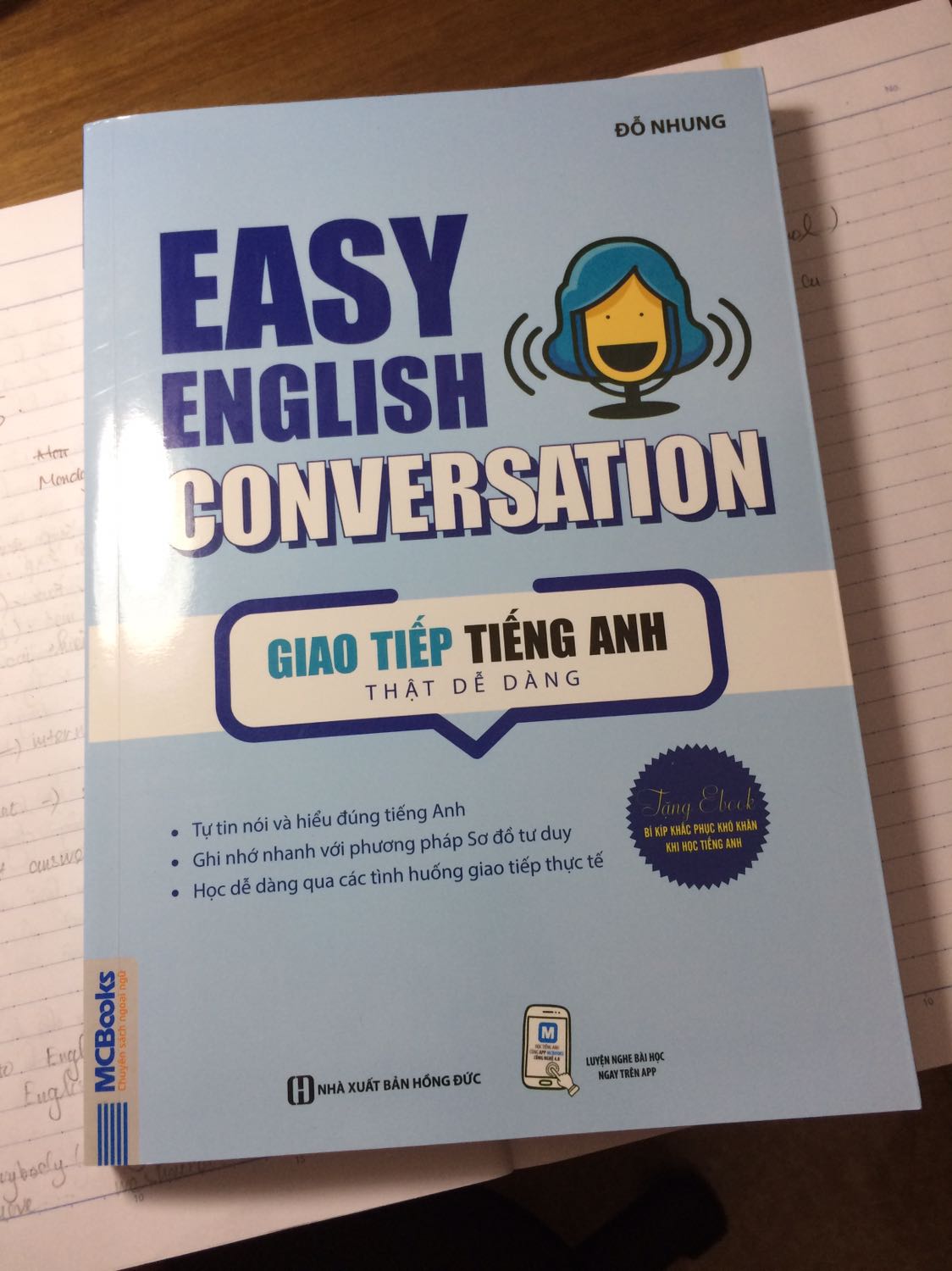- Về dịch vụ: Mình mua đúng hôm Tiki sale nên giá rất rẻ. Tiki giao hàng nhanh, đúng 2 hôm là đến nơi rồi. Sách được đóng gói khá cẩn thận.
- Về sản phẩm: Bìa sách được thiết kế rất đẹp, hài hoà với tông màu xanh dương chủ đạo. Sách được chia làm nhiều phần với các chủ đề khác nhau. Trong sách có nhiều hình minh hoạ màu sắc và sơ đồ tư duy tạo cảm hứng học tập. Các nội dung trong sách hầu hết đều ở mức cơ bản, phù hợp với các bạn mới bắt đầu học hoặc bị mất gốc Tiếng Anh.