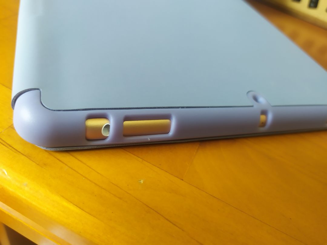 bao đẹp i hình dày chất liệu ổn nhưng mà bị cấn nút nguồn thì sao mà SÀIiii . cái nút âm lượng cứ cấn nút mở to lên và bao ko khớp với nút xuống. còn cái lỗ cho tai nghe thì thua luôn. buồn ghê chắc phải mua cái khác shop ơi. phải chi nó ko cấn nút nguồn thì cũng rán Sài. góp ý shop đừng nhập hàng này bán nữa nhennnnnnnnn.