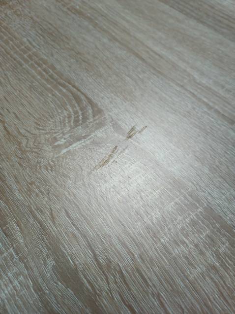 Bàn đẹp, đúng kích thước, không biết sao đưa 5 cái chân :)) mặt bàn hơi trầy xíu.