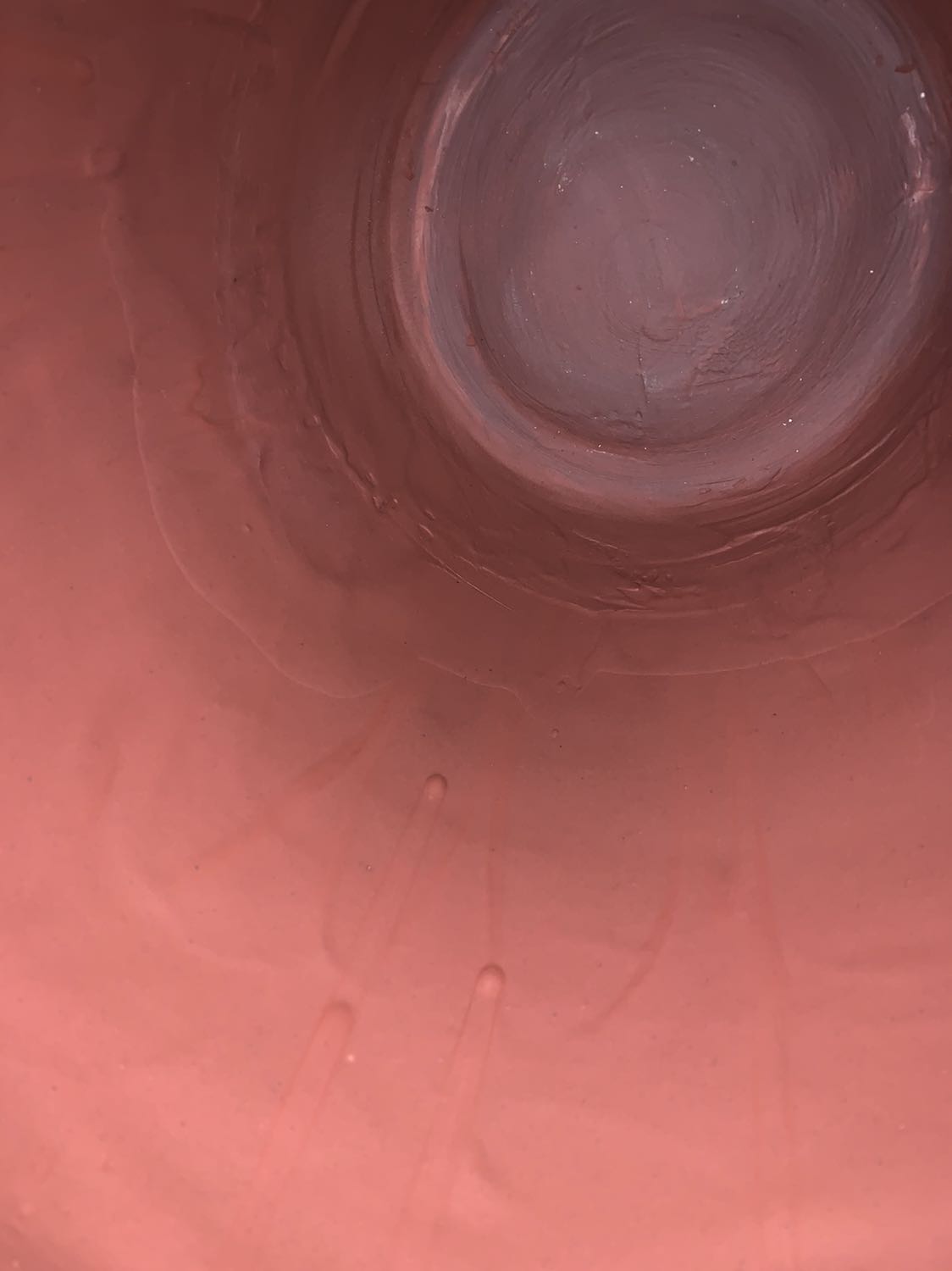 Chum sành nhưng ngửi toàn mùi nhựa, điều lạ lùng hơn là nhìn kỹ trong ruột chum thấy có những” giọt” như hình đính kèm. Mình hồ nghi và không dám sử dụng để đựng rượu uống. Mong có phản hồi chính xác