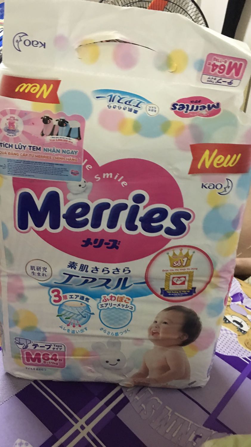 Sao đợt này mình mua giống như hàng nhái vậy. Mình có kiểm tra mã thì ko xuất hiện 1 hình ảnh nào cả .Ở trong hình thì mẫu mã rất đẹp. Sao giao tới mình thì lại bao bì xấu. Mà size m sao mà nhỏ hơn hẫng huggies nhiều . Sao bé mình mặc vừa. Còn ngày sử dụng thì khi ở đâu .mình cg mới mua tã dán size m nhưng nó rộng hơn bé mình. Mà bao bì thì lại đẹp. Nhìn thấy chất lượng hơn nhìn. Tiki xem lại . Chứ hàng nhái là tội nghiệp cho bé lắm