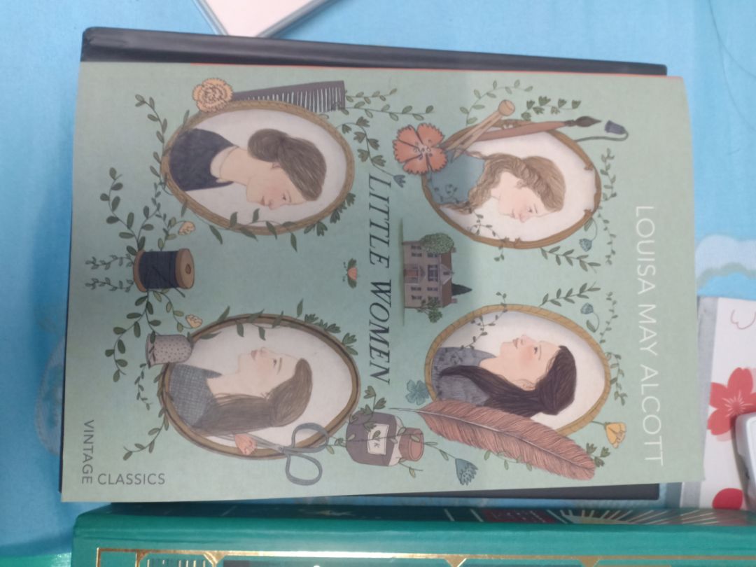 giao hàng khá là nhanh so với thời gian giao dự kiến, sách đẹp, dễ thương, bìa siêu đẹp luôn huhuhu