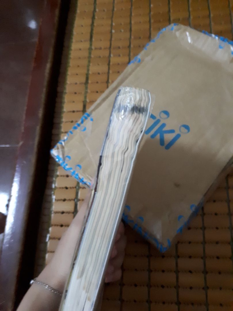 Khi mua hàng (mà chủ yếu là sách vở) của tiki, chưa lần nào mình gặp trường hợp này nên khi lấy hàng mình vẫn yên tâm mặc dù thấy cái hộp bị ẩm ướt nên hơi nát. Khi đó mình vẫn nghĩ là nhờ có bọc plastic (vì mình từng thấy ở nhà sách thì cuốn nào cũng bọc đầy đủ, đẹp lắm) thì dù sao sách cũng sẽ không sao vì hàng của tiki khi nào cũng uy tín.
Giờ lại bị như thế này, không biết là có trả hàng được không nữa, chuyển qua chuyển lại thì sợ là mất phí ship còn cao hơn giá sách bữa mình mua do có đợt sale T-T
