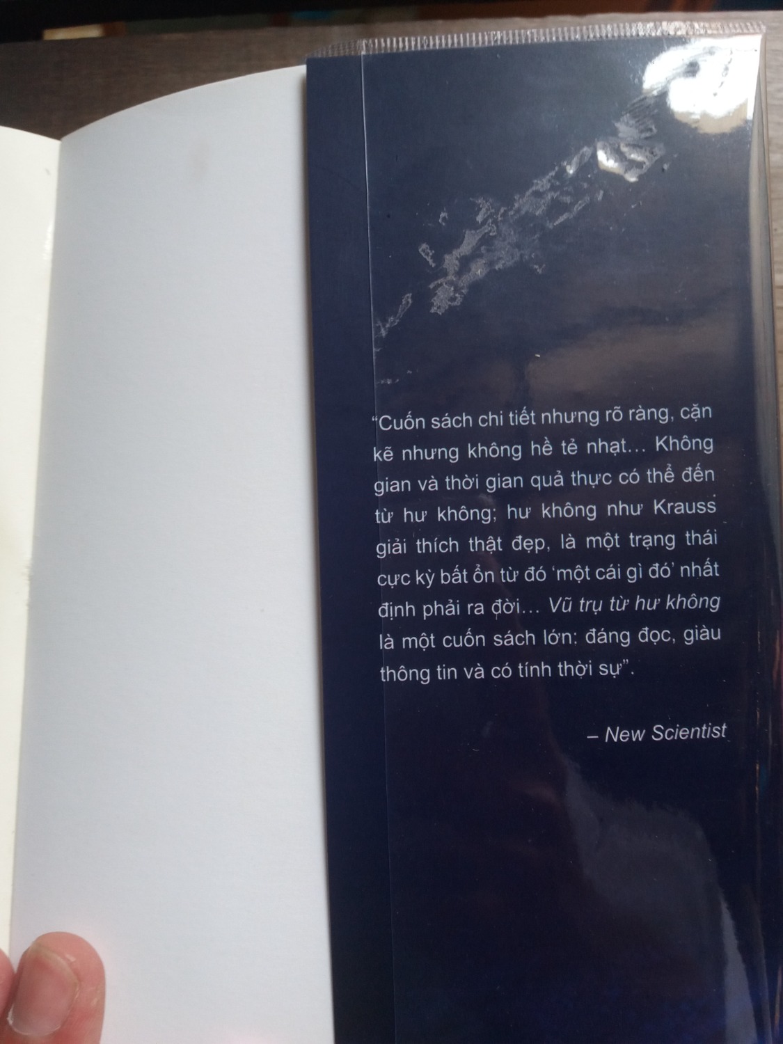 Hộp đựng vừa sách, không bị bóp méo.
Sách nhìn không có tỳ vết nhiều, nhưng nhiều bụi .
Shipper thân thiện.
Duy nhất bookcare là không đỡ nổi, bìa ngoài nhìn ổn, nhưng bìa trong nhìn rất lỗi, không chấp nhận được vì mình cần đem tặng.
Đề nghị đổi theo quy định hoặc có thể ship thêm một bookcare khác cùng cỡ sách để mình thay và trừ một book care của mình cũng được.