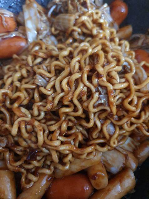 Mì dai ngon, có sẵn thùng rồi mà shop luôn đóng thêm 1 thùng nữa bên ngoai. 2 lần mua gần đây đc tặng thêm gói mì udon và mì trộn cay gì đó. Mì udon sợi lớn dai ngon, sao ko thấy shop bán thùng mì udon này.