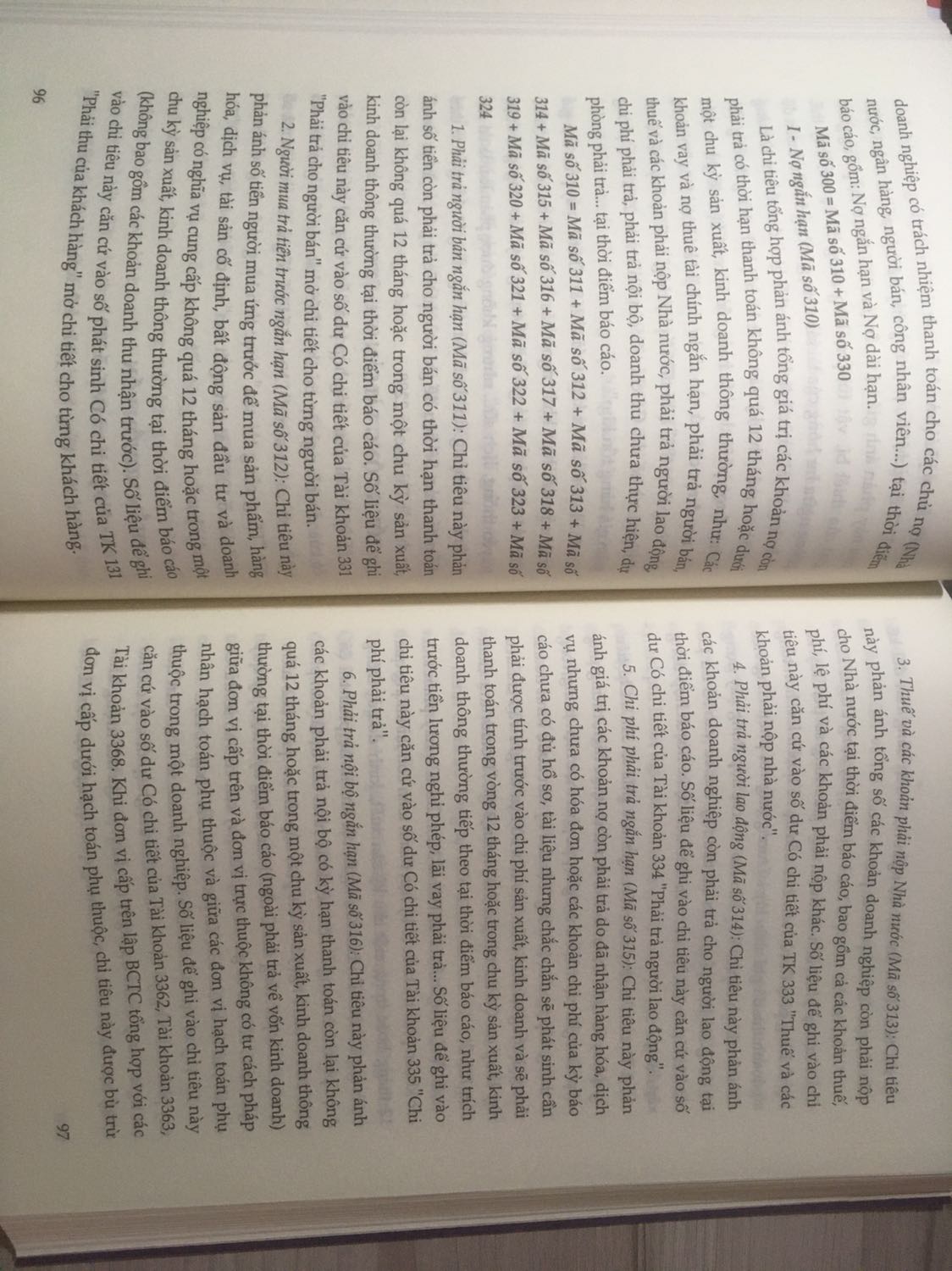 Dở tới mức phải viết review "không nên mua". Thật sự rất muốn trả lại.
- 5 sao cho dịch vụ của tiki: giao hàng nhanh trước hẹn tận 4 ngày, đóng gói tốt
- 2 sao cho sách (đáng lẽ 1 sao thôi nhưng vì chất lượng giấy ok, ít lỗi in ấn) vì:
   -  Nội dung yếu, lan man, ko rõ viết cho đối tượng nào đọc?
   - Sách hoàn toàn ko phù hợp với những bạn muốn học từ cơ bản vì ngay cả khi nào ghi Có/Nợ vào tài khoản cũng ko nêu được?!!! --> đọc còn ko hiểu sao lập bctc được?
    - Dân chuyên ngành càng nên tránh cuốn này vì ko có tác dụng hệ thống hoá hay đào sâu kiến thức.
    - Phần kiểm tra sai sót & *** trong bctc là phần mình kỳ vọng nhất thì quá lý thuyết, quá ít ví dụ thực tế. Ví dụ bctc từ đời 2*** nên thiếu tính cập nhật.
    - Cách trình bày tệ nhất trong tất cả những cuốn sách kinh tế mình đã đọc. Khổ sách nhỏ như tập học sinh ko hợp để nhồi nhét các bảng tính. Hàng con số dài dính chùm nhau, các bảng biểu lúc to lúc nhỏ, font chữ vô cùng tuỳ hứng, rối mắt...