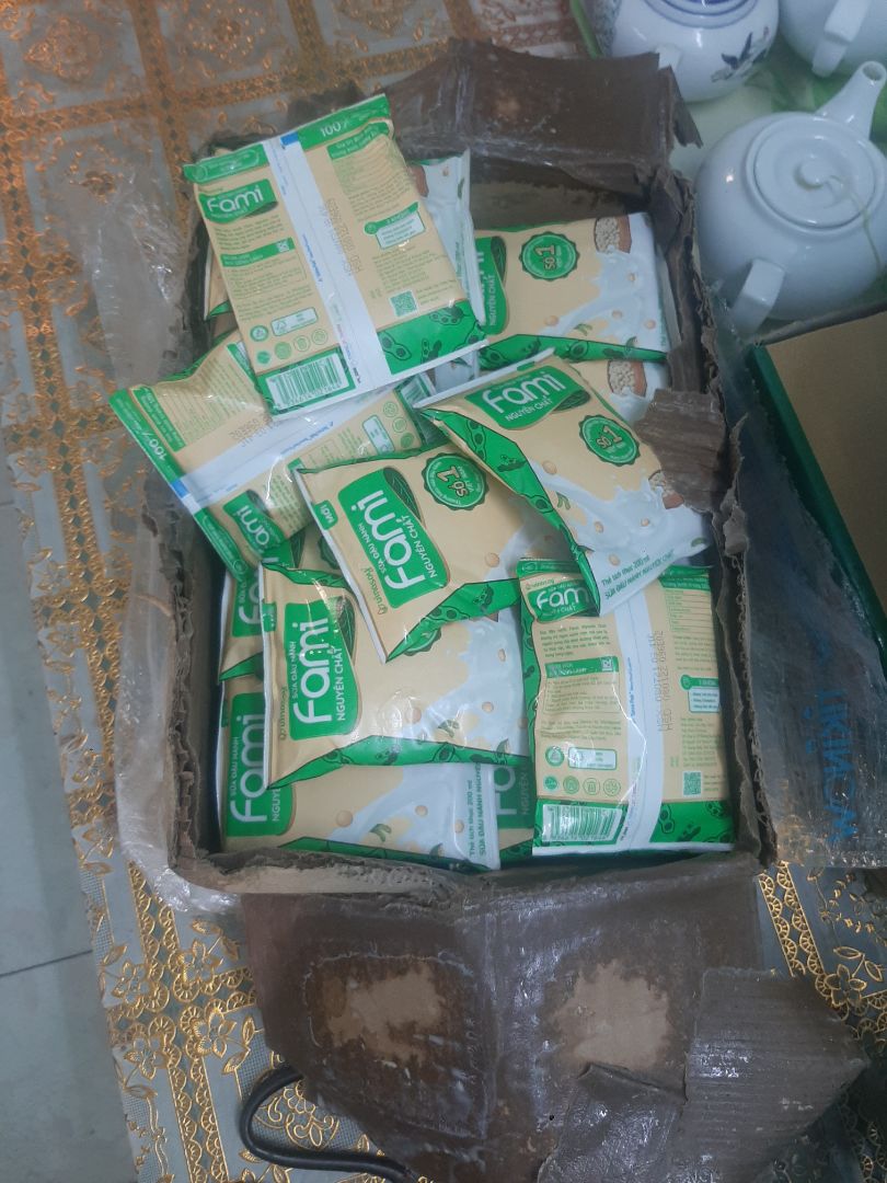 sản phẩm fami thì khỏi chê, chưa tới ngày giao mà giao chi, rồi thuê bên ahamove giao để rồi hư hàng chay ướt hết cả thùng, cũng may chỉ chảy 1 bịt sữa.