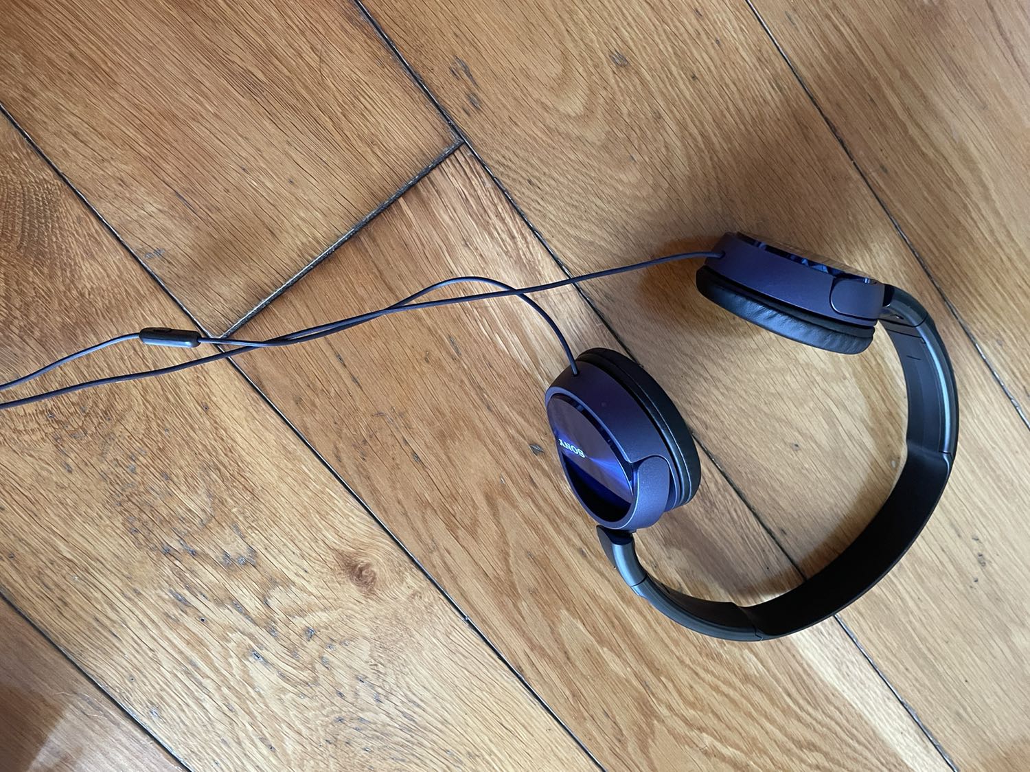 Giao hàng rất nhanh. Tai nghe chuẩn, có dây, phù hợp nhu cầu sử dụng cơ bản. Mình rất hài lòng về sản phẩm với mức giá dưới 650k như thế này.