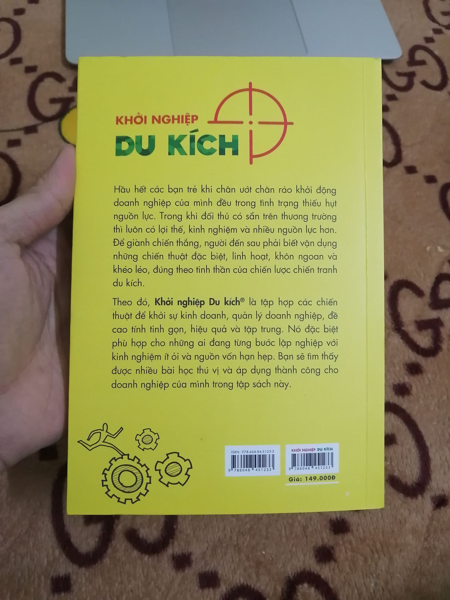 Sách rất hay, viết rất thực tế, rất phù hợp với môi trường Việt Nam. Bản thân mình cũng đang gặp rất nhiều vấn đề về vốn với ý tưởng kinh doanh của mình và mình nghĩ rằng mình có thể áp dụng rất nhiều điều mà tác giả đề cập tới. Mình cho rằng sách này cũng như sách của anh Trần Thanh Phong nói chung là không thể thiếu cho những bạn trẻ muốn kinh doanh/khởi nghiệp.