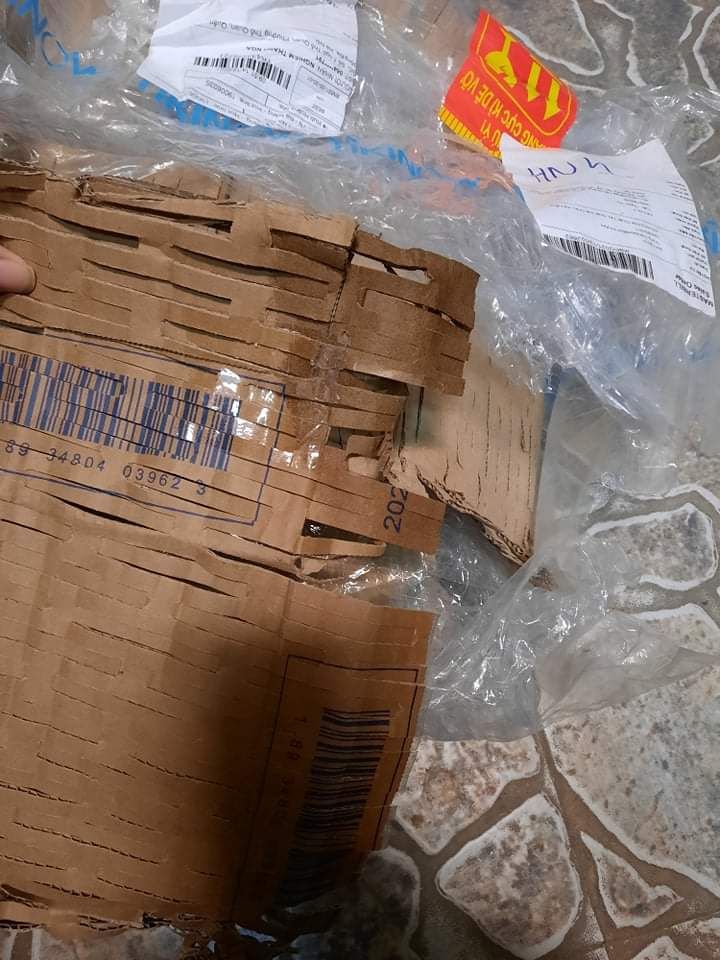 Shop chọn sản phẩm không kĩ,hoặc đóng gói vận chuyển có vấn đề. Giao hàng đến nơi trễ 5 ngày so với lịch hẹn và thùng sữa thì khi mở ra ướt cả thùng, sữa lem nhem khắp nơi, mùi chua lòe cả thùng luôn. Qua kiểm tra bị rách 2 túi nên khỏi đổi trả mất công chứ không ưng tí nào