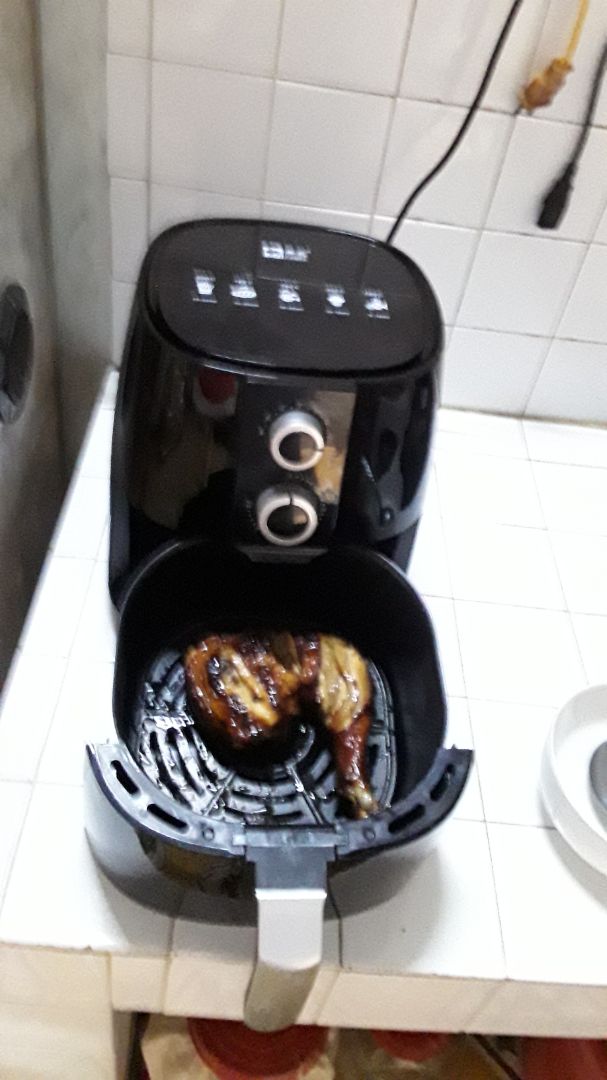 Giao hàng nhanh, nhân viên giao hàng vui vẽ thân thiện.  Mới dùng một lần thấy chất lượng tốt. Nhanh nóng. 
Chỉ có điều là nồi chỉ có 3,5l mà lại ghi là 5l là không nên vì không phải khách hàng nào cũng cần nồi lớn. Nếu khách hàng khiếu nại đến hội bảo vệ người tiêu dùng thì đơn vị nào công bố dung tích nồi 5l là mang tội *** đảo khách hàng đấy. Tôi thấy cũng có nhiều khách hàng phàn nàn về điều này nhưng Tiki trả lời rất ất ơ và có ý đổ thừa cho khách hàng không hiểu tiêu chuẩn công bố nên tôi đã đem tét lại dung tích nồi tại cơ quan chuyên môn và họ xác định nồi chỉ có 3,5l. Vì tôi cũng không cần nồi lớn nên chỉ nhắc nhở Tiki vậy thôi. Còn các bạn cần nồi lớn thì tôi khuyên nên chọn sai khác vì cái này chính xác chỉ có 3,5l thôi