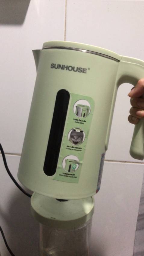 Ấm nhìn rất chắc chắn. Sôi nhanh. Màu xanh này mình rất thích