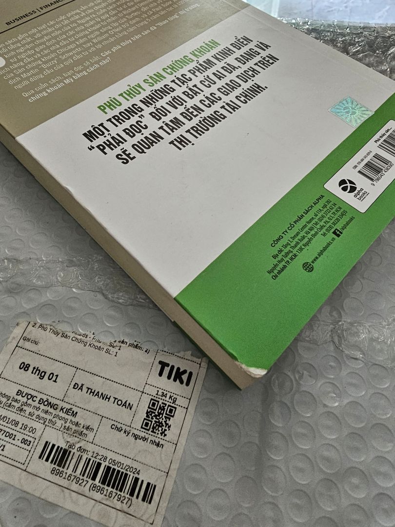 Đóng gói tệ. Đóng bằng bọc nilong, không cẩn thận. Móp sách. Bìa sách nhìn cũ, giống hàng tồn kho