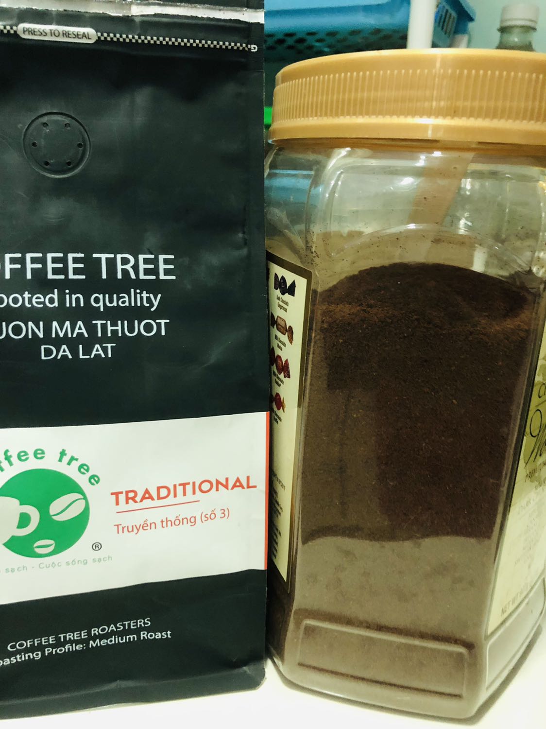 Bột cà phê mịn, màu nâu, có mùi dịu nhẹ khi mở gói.
Hương cà phê thơm dịu, màu cánh gián khi pha, sánh và ngon.
Vị số 3 đậm đúng chất. 
Giao hàng nhanh, đóng gói đẹp.