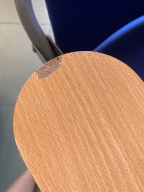 Các chi tiết cũng tương đối dày dặn, nhưng các mối hàn trông khá amateur. Sản phẩm xứng với tầm giá. 
Lúc nhận hàng mặt bàn bị mẻ một miếng, dù sản phẩm được bọc lại. Có vẻ không phải lỗi bên vận chuyển. Lười đổi nên chấp nhận vậy.