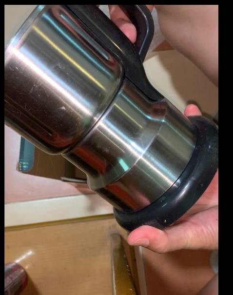 Thất vọng! Shop giao hàng cái nắp bị trầy giống như lấy từ cái đã xài rồi để giao vậy. Máy chạy (chưa có thực phẩm) nghe có vẻ mạnh mẽ-giống như motor máy sấy tóc! Lòng nhôm (không phải inox), miệng cối cuốn vào sắc (bén) dễ đứt tay lắm mn lưu ý; khi lau chùi cẩn thận kẻo đứt tay! Lời khuyên nên đầu tư một máy to hơn khỏe hơn, sắc nét hơn hàng chính hãng giá cao hơn mà hài lòng. Còn mua "em" này ... không hài lòng chút nào.