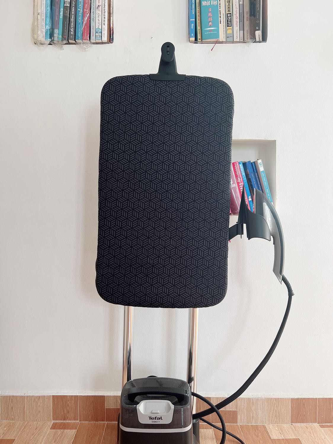 Giao hàng nhanh, đóng gói chắc chắn.
Ưu điểm: hơi nước phun cực mạnh, ủi trên vải dày như quần jean hay áo voan đều thẳng. Co thể thay đổi cầu ủi kinh động, có bánh xe đẩy và co thể tách rời bàn ủi mà ko cần đem cồng kềnh .
Nhược điểm: chưa có găng tay, thi thoảng lúc ủi  phần tay cầm vẫn bị nóng. Bình nước gắn liền với đầu ủi nên mỗi lần đi đổ nước thừa thì bất tiện. Mỗi lần ủi đồ thì máy kêu tiếng rất ồn và có mùi như khét