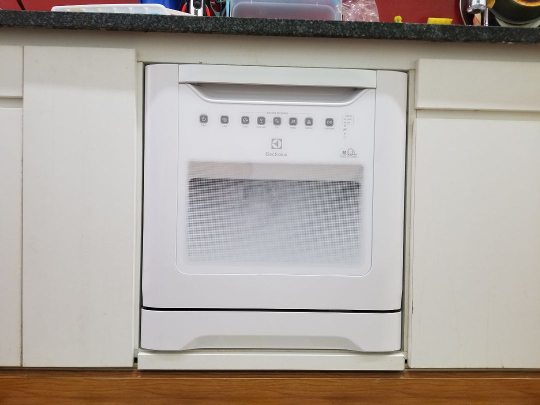 Sản phẩm này đúng là sản phẩm quốc dân của dòng máy rửa chén 8 bộ. Ngạc nhiên là máy nó rửa chén còn sạch hơn mình rửa, đáy xoong nồi dính đen lâu ngày, mà rửa chục lần trắng trở lại luôn. Máy này đúng là quá ngon trong dòng máy 8 bộ. Nhưng thiết kế chỗ úp chén dĩa chưa thông minh lắm, nên đôi khi thấy hơi khó để xếp chén dĩa kiểu người việt, nếu ăn kiểu tây thì xếp dễ hơn. Dòng này giá rẻ nên cũng hơi ồn khi so với mấy máy Đức.