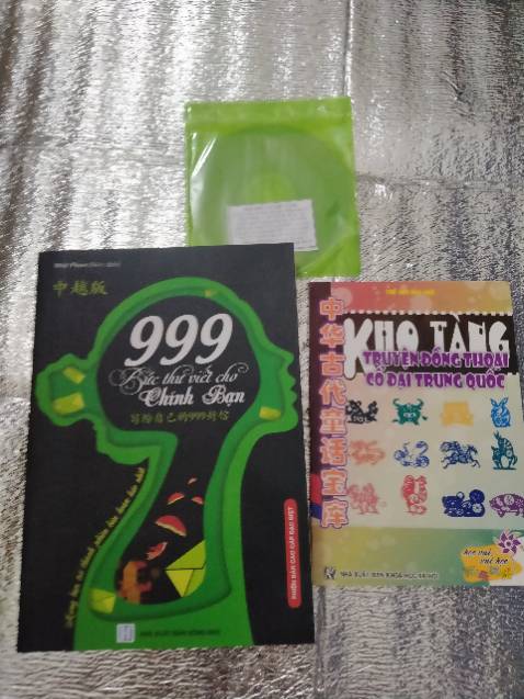 Sách bìa mềm có kèm DVD, và được tặng 1 cuốn truyện đồng thoại cũng là song ngữ luôn. Sách này rất hay và ý nghĩa, những bức thư ngắn bằng tiếng trung, có phiên âm pinyin và dịch nghĩa, giúp mình học thêm được từ vựng tiếng trung.