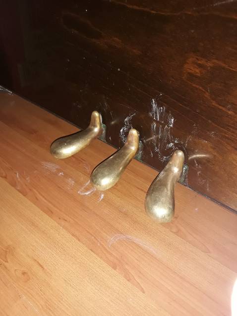 Trừ 1 sao vì bao bì trong chai như bị mở trước rồi. Dạng liquid k phải cream nha. Lau xong sáng dới luôn. Bạn nào có đàn piano như mình có thể mua lau pedal đc nha.