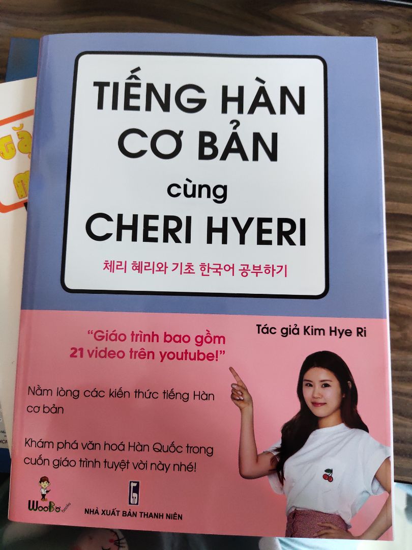 Hình ảnh, màu sắc hài hoà, dễ thương, từng phần được trình bày rõ ràng, văn phong của tác giả khá gần gũi với người học. Hình ảnh, màu sắc hài hoà, dễ thương, từng phần được trình bày rõ ràng, văn phong của tác giả khá gần gũi với người học.