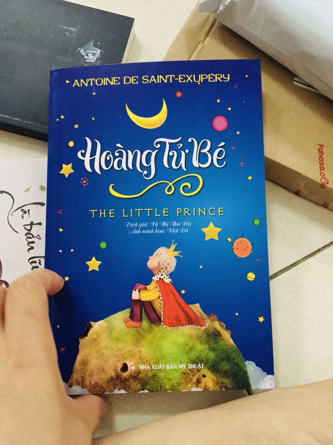 Mình đề nghị được đổi trả cuốn sách Hoàng Tử Bé này nha. Sách mặc dù được bao cẩn thận nhưng ở 2 tờ của sách bị nhàu ấy.