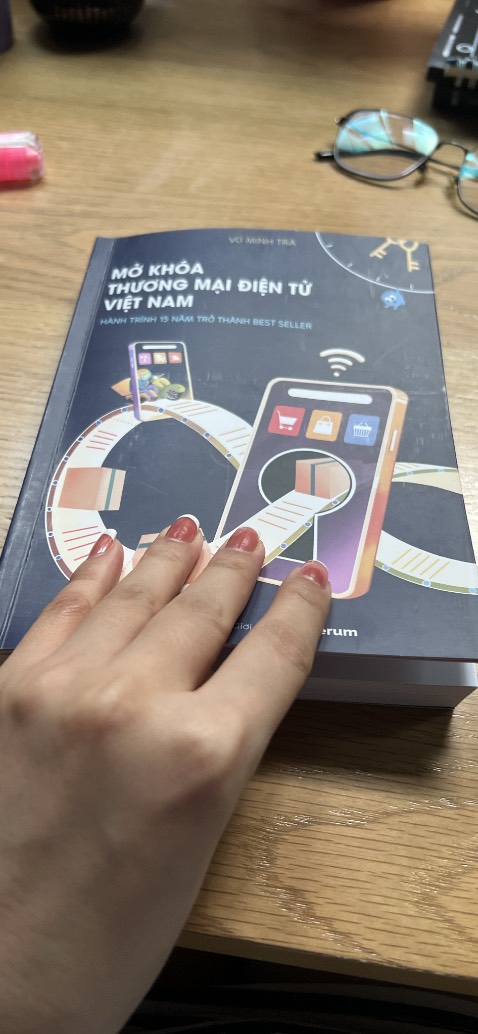 Nội dung dễ hiểu. Sách in màu rất đẹp và xịn sò nha 
Ủng hộ tác giả và nhà bán