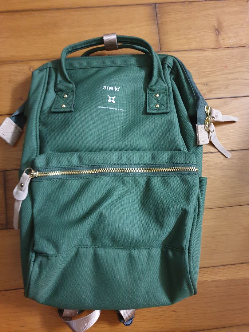 Nhận hàng thì thấy thực tế ba lô hơi nhỏ so với mình tưởng tượng, nhưng kiểu dáng nhìn rất thời trang, đặc biệt là có ngăn kéo sau lưng, có thể mở lấy đồ bên trong mà không cần mở kéo ngăn chính, rất tiện lợi.