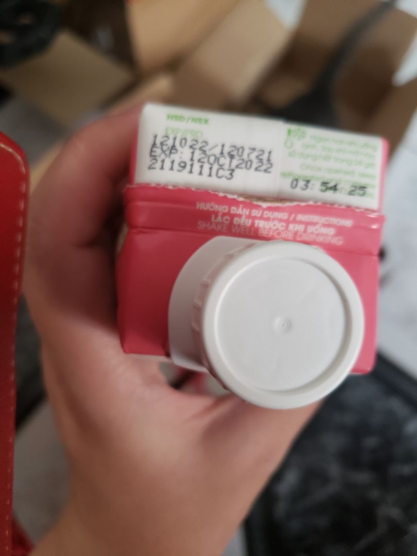 Giao hàng nguyên vẹn, nước uống ngon, date mới.