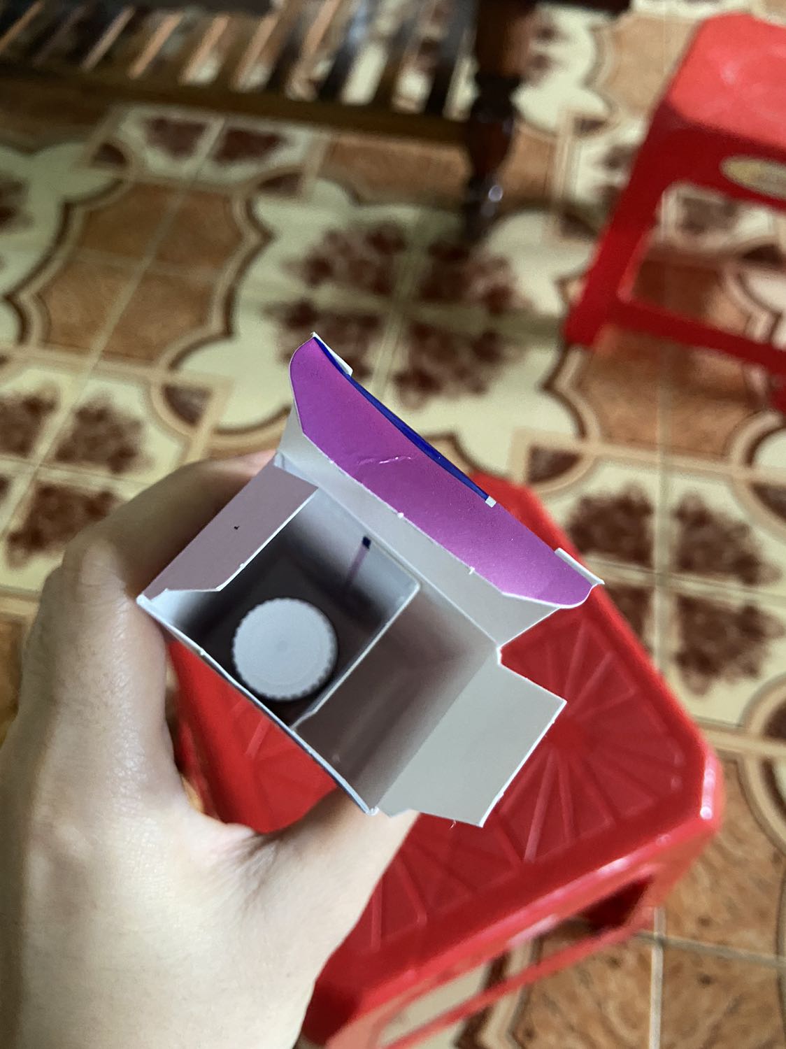 Không biết phải hàng chính hãng không nhưng khi mở hộp ra thì không thấy ống bơm thuốc như trong giới thiệu. Khá thất vọng, mua sản phẩm này vì thấy có ống bơm dễ lấy thuốc cho e bé uống mà lại không thấy, giống như bị *** vậy. Chưa bàn tới chất lượng nhưng như vậy là đã mở hộp và lấy đi chiếc ống bơm.