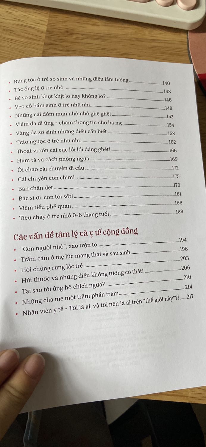 Sách mới, còn nguyên trong túi giấy bóng. Phần mục lục chia rõ ràng các thứ cần thiết nuôi dạy bé. Các mẹ nên mua nhen.