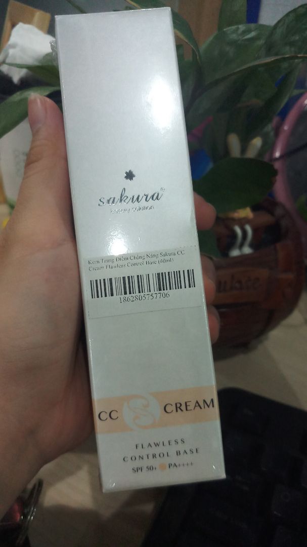 shop bán hàng chuẩn date mới . Giao hàng nhanh hài lòng . về chất kem đánh lên mỏng mịn vừa phải che khuyết điểm nhẹ . ai nhiều khuyết điểm nên có thêm cây che khuyết điểm. Có độ căng bóng trên da . munh đánh lớp phủ nữa , nền giữ ổn 8h