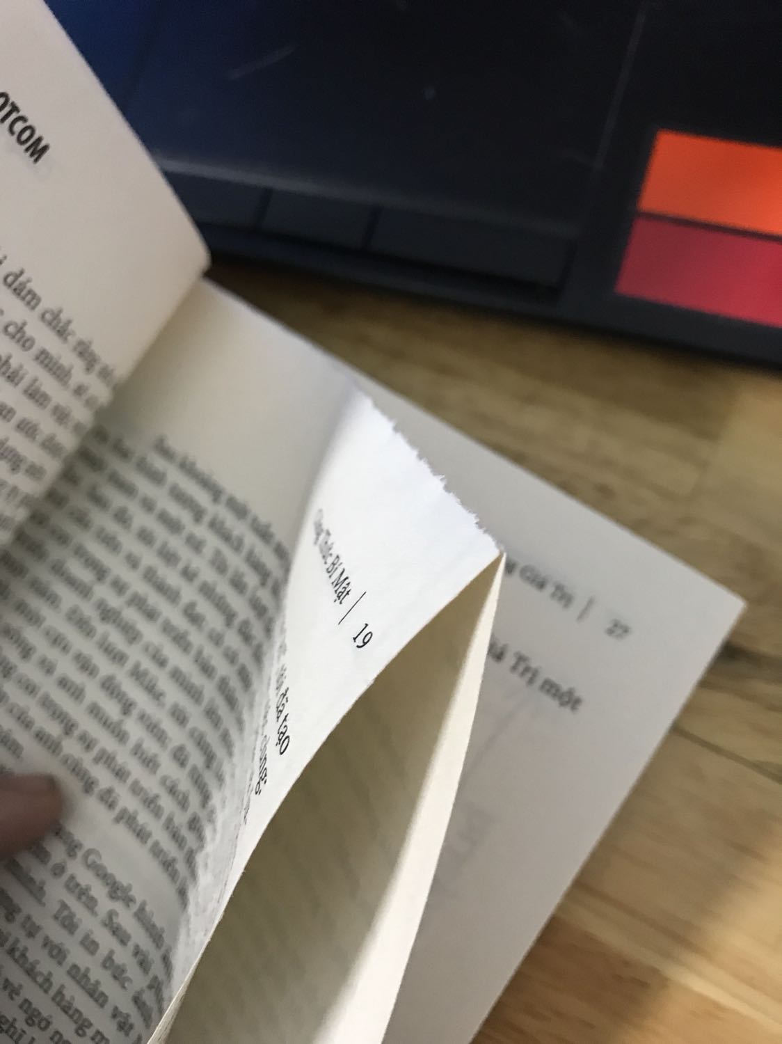 Sách mắc tiền nhưng giấy khá mỏng. Giấy bị xén lệch mất 8 tờ, may mà chưa mất chữ.