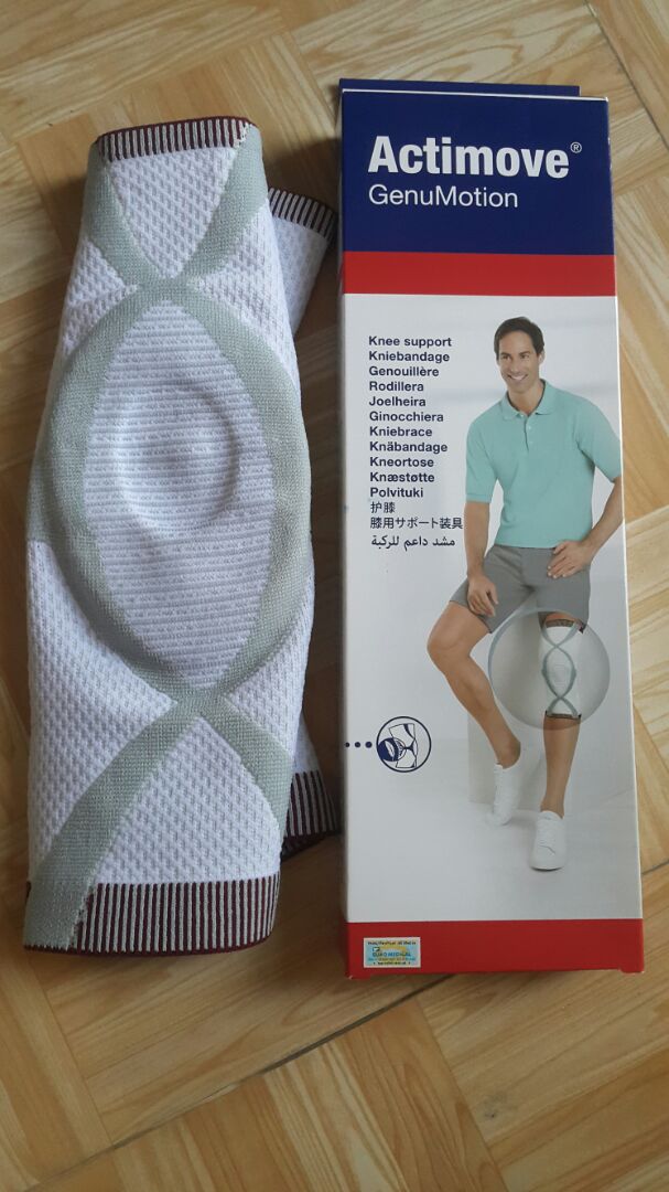 Mang vào đỡ đau khớp gối bị viêm ở người lớn tuổi. Không nóng