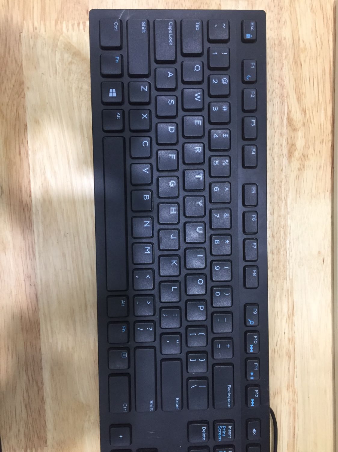 Bàn phím đẹp sang mịn, giá tốt lại giao hàng siêu tốc. So với bàn phím cổ Mitsumi đời những năm 2000 thì em Dell này vẫn chưa nhạy bằng; nhưng so hầu hết với các bàn phím giá tương tự thì em Dell này là tốt nhất mà mình từng dùng. Bàn phím đẹp sang mịn, giá tốt lại giao hàng siêu tốc. So với bàn phím cổ Mitsumi đời những năm 2000 thì em Dell này vẫn chưa nhạy bằng; nhưng so hầu hết với các bàn phím giá tương tự thì em Dell này là tốt nhất mà mình từng dùng.