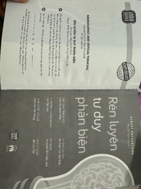 Đầu tiên thì về chất lượng sách. Nhà 1980 vẫn mang một thương hiệu với mình là “đắc và không chỉnh chu”. Thật sự làm bìa chưa mở ra đã toạt.
Về nội dung sách thì một chữ “CHÁN” to đùng. Không hiểu sao mọi người mua nhiều và đánh giá toàn 5s. Chắc chưa đọc. Nội dung không có gì đột phá hay mới lạ. Những kiến thức rất cơ bản về tâm lý học và thần kinh học. Mình không chắc tác giả có đủ “ cứng tay” cho chủ đề này chưa. Mà Với mình hầu như chưa liên quan gì đến ngưỡng cửa của Tư duy phản biện. Như cưỡi ngựa xem hoa. Rất thất vọng. Sách thì mỏng, giá thì cao.