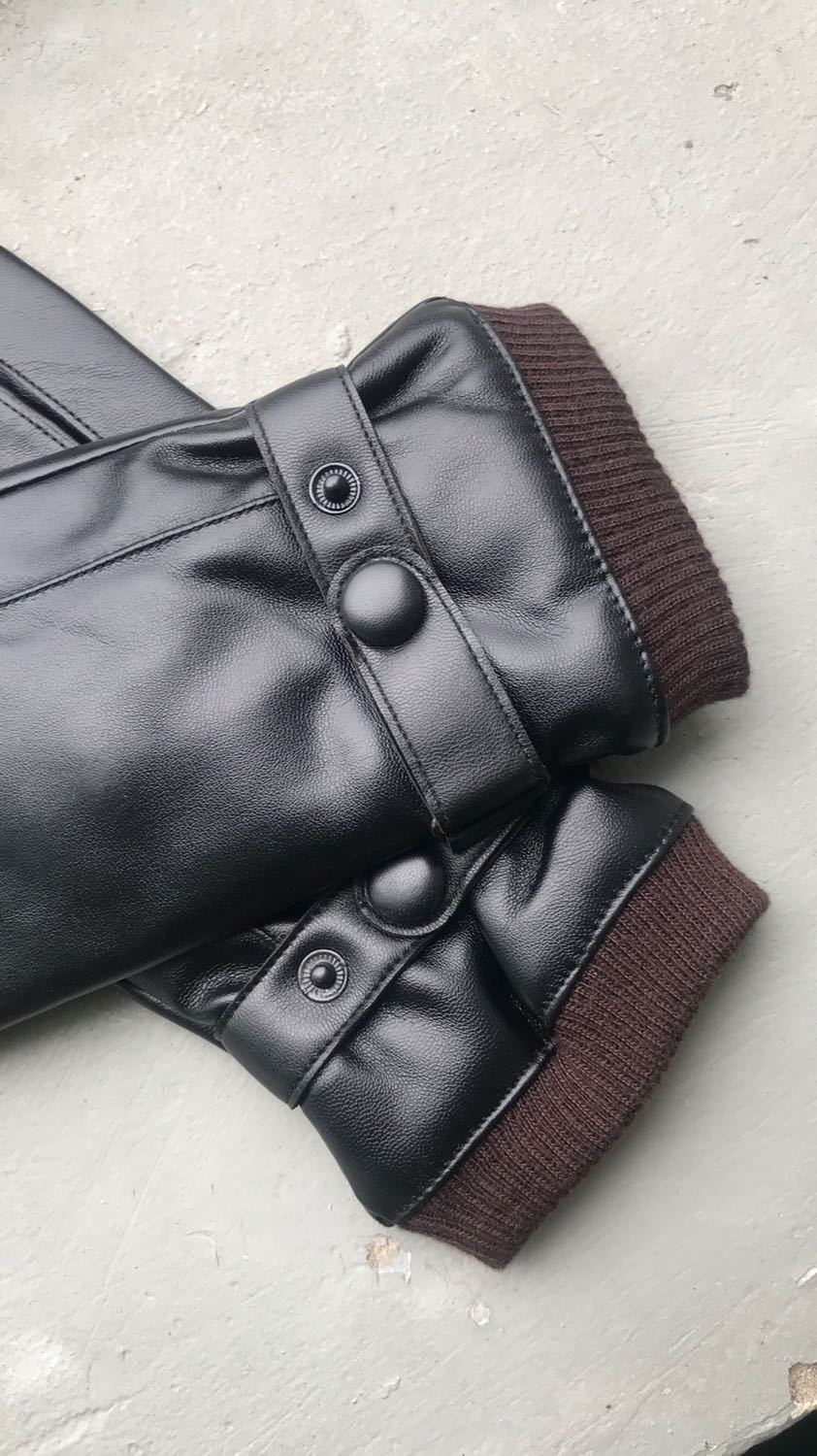 Shop đóng gói cẩn thận giao hàng nhanh mặc dù đang dịch. Khá là vui. Sản phẩm thì khá là tốt. Da chắc chắn, độ co giãn cao. Lớp lót nỉ lông tạo cảm giác bó sát, êm và dễ chịu khi sử dụng. Cảm ứng điện thoại ok, vuốt như không đeo luôn. Rất hài lòng. Sản phẩm đáng mua các bạn ạ.