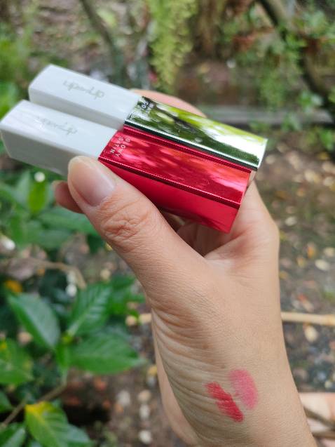 Màu đẹp. Chất dưỡng mềm môi. Không che đc khuyết điểm môi vì lớp son trong mỏng. Thiết kế thỏi son đẹp. Dạo này Tiki k thưởng xu khi nhận xét sản phẩm nữa nhỉ?