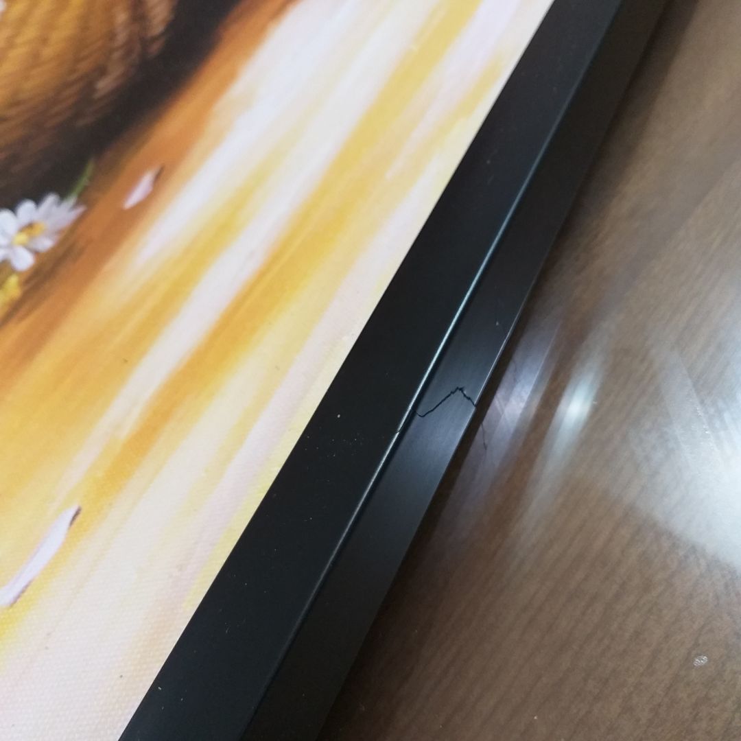 Mọi lần đều kiểm hàng trước khi nhận lần này do vội ko kiểm hàng kết quả là khung bị vỡ 3 cạnh liền ko biết là do shop đóng gói hay do vận chuyển.  Ko treo được luôn.