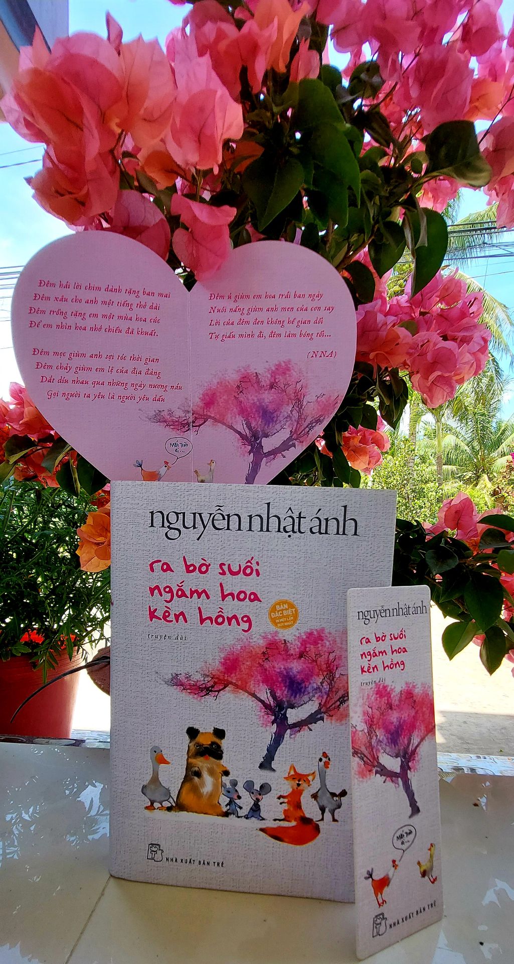 Hơn 10 năm mới mua sách chú Ánh đọc lại. Thực sự cầm trên tay quyển bìa cứng này,mình rất thích luôn. Đẹp từ thiết kế đến bookmark,giấy cũng xịn, bìa áo mịn. Nội dung thì khỏi phải bàm, chú Ánh là một tác giả ở VN giữ phong độ viết qua nhiều năm kiểu "gừng càng già càng cay" ấy.