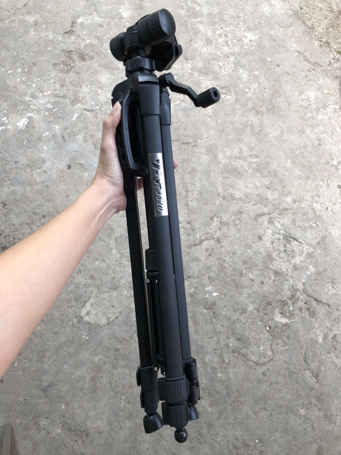 Mình nhận được sản phẩm có tripod kèm hộp, túi đựng rất đẹp. Tiếc một chút là tripod mình nhận chỉ có 2 chân có miếng bọc cao su, 1 chân bị thiếu.
Rất mong Nhà bán hàng có thể gửi thêm cho mình 1 miếng bọc chân tripod này, mình sẽ chịu phí ship như phí ship Tiki.