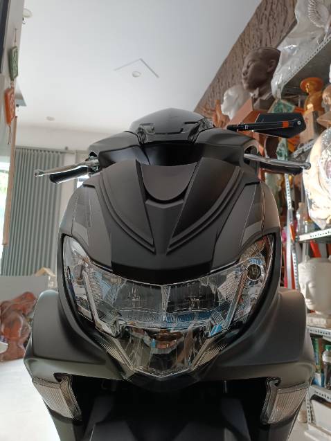 Hàng full thùng chính hãng Yamaha. Gia công rất đẹp từng chi tiết. Nhựa nhám mướt mịn không 1 tì vết. Keo dán chắc chắn. Ốp rất vừa vặn cho xe.